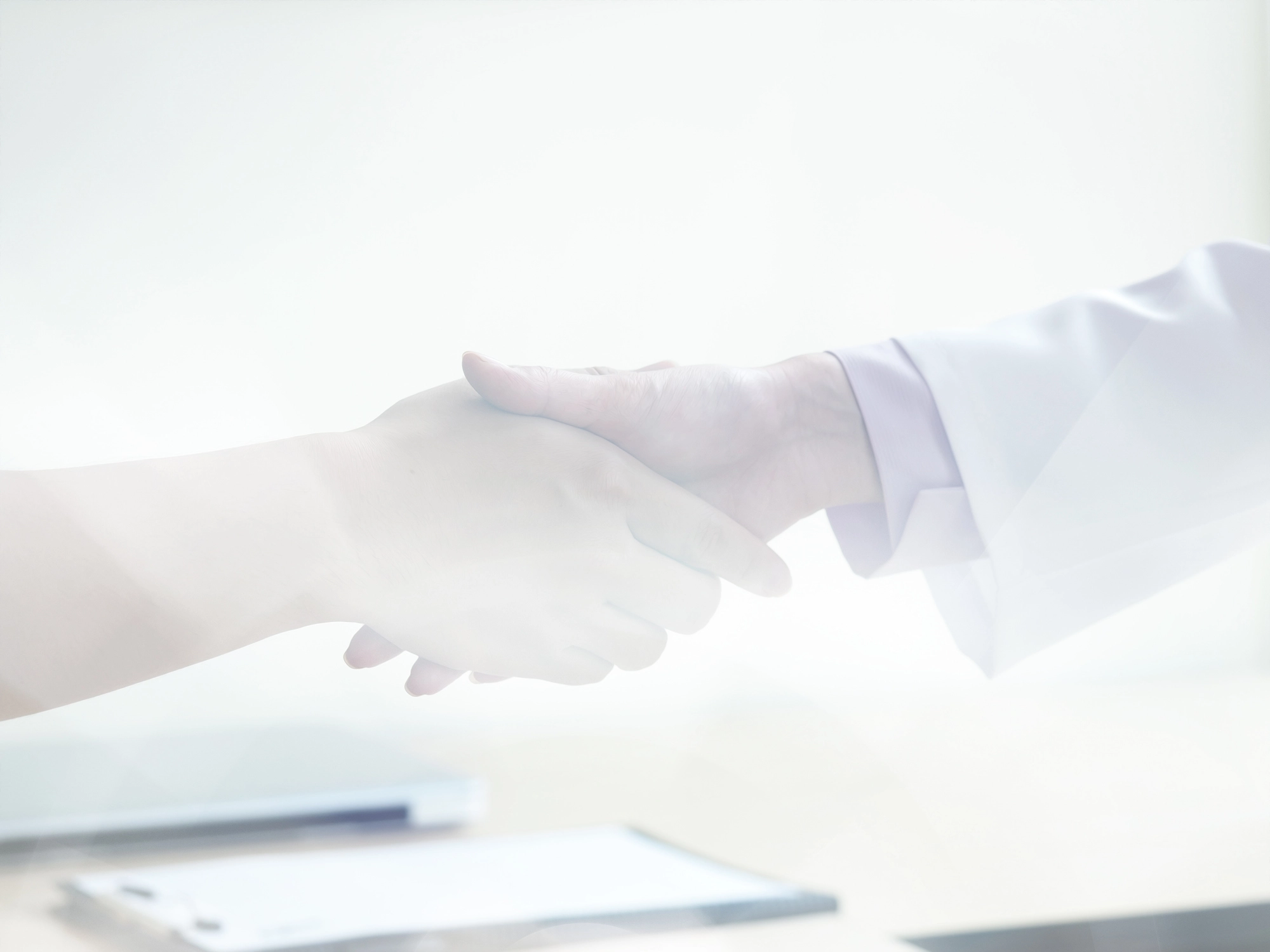 Schüttelnde Hände um die gute Zusammenarbeit zu feiern